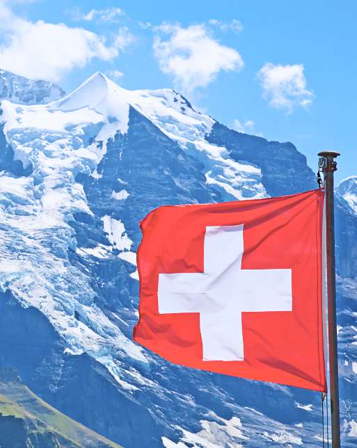 Le drapeau suisse devant un sommet enneigé